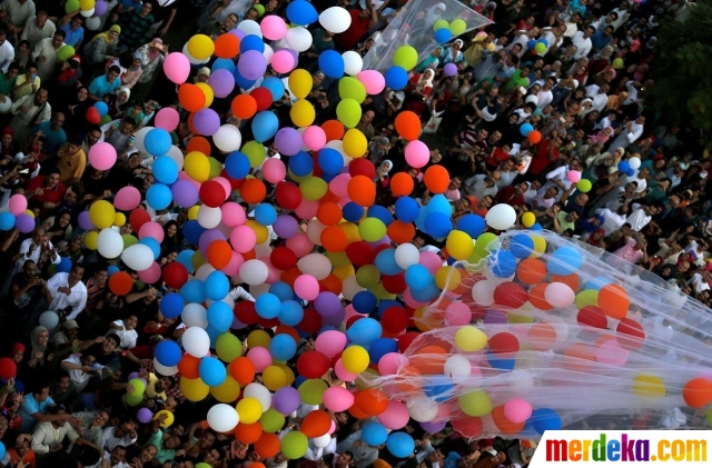 Foto : Keseruan berebut balon usai salat ied di Mesir 