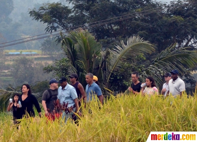 INDONESIA KELUARGA LIBURAN BERSAMA DI