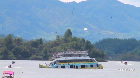 Momen mengerikan saat kapal berpenumpang 150 orang tenggelam