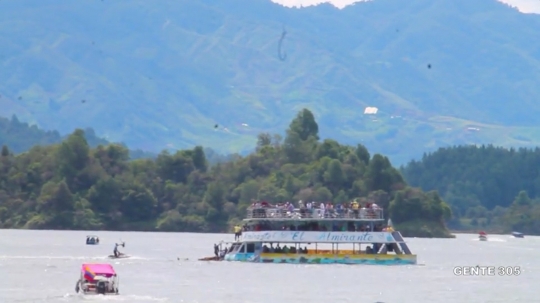 Momen mengerikan saat kapal berpenumpang 150 orang tenggelam