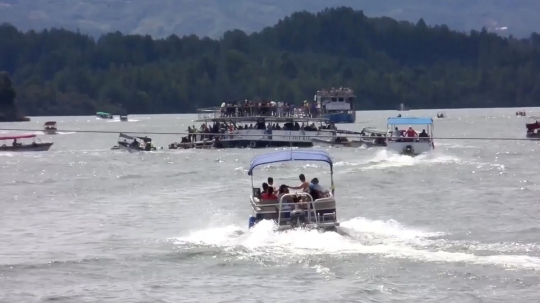 Momen mengerikan saat kapal berpenumpang 150 orang tenggelam