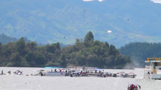 Momen mengerikan saat kapal berpenumpang 150 orang tenggelam