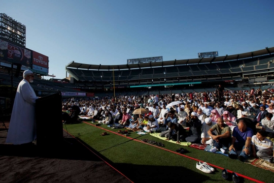 Ribuan jemaah salat Idul Fitri penuhi stadion bisbol Amerika Serikat