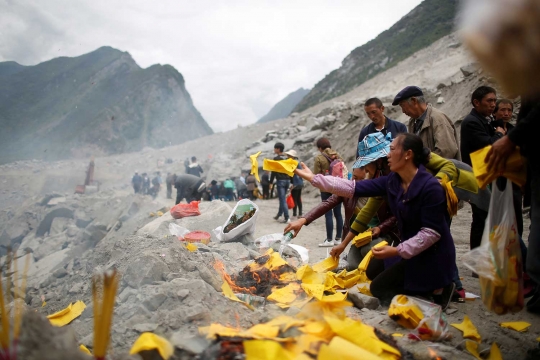 Kerabat histeris saat gelar ritual untuk korban longsor di China