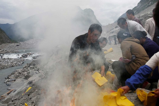 Kerabat histeris saat gelar ritual untuk korban longsor di China