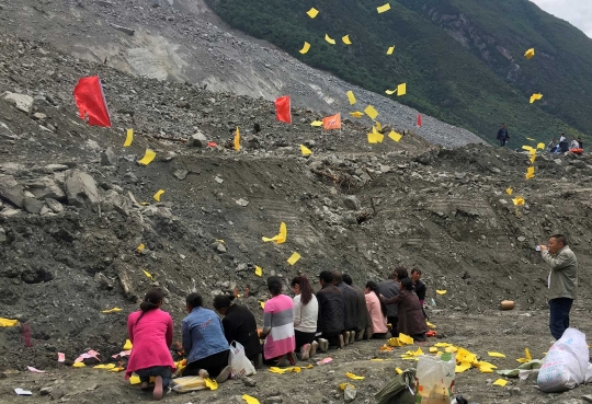 Kerabat histeris saat gelar ritual untuk korban longsor di China