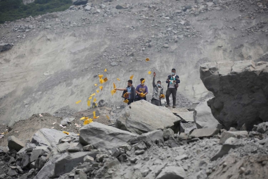 Kerabat histeris saat gelar ritual untuk korban longsor di China