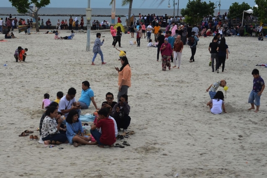 Libur Lebaran, pengunjung padati Pantai Ancol