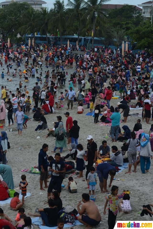 Foto Libur Lebaran Pengunjung Padati Pantai Ancol