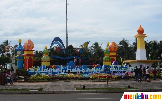 Foto : Libur Lebaran, pengunjung padati Pantai Ancol 