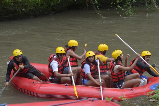 Aksi Obama sekeluarga main arung jeram di Bali