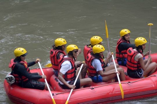 Aksi Obama sekeluarga main arung jeram di Bali