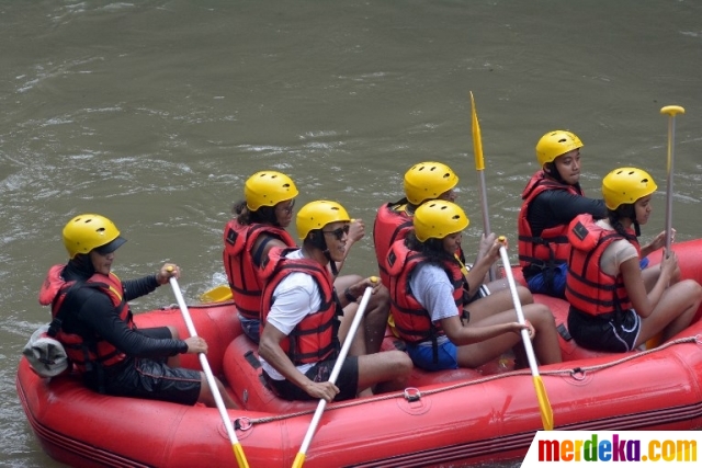 Foto : Aksi Obama sekeluarga main arung jeram di Bali 