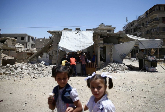 Permainan anak-anak Suriah di tengah reruntuhan saat Idul Fitri