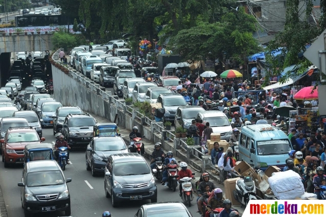 Foto H 2 Lebaran warga serbu Pasar  Gembrong  merdeka com