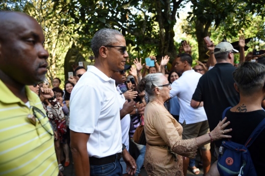 Keseruan Obama saat jalan-jalan keliling Pura Tirtha Empul