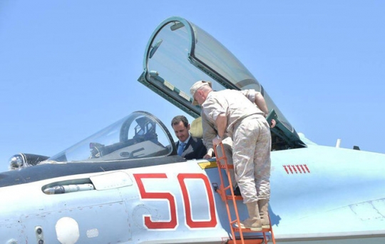 Gaya Assad di kokpit Sukhoi saat kunjungi pangkalan udara Rusia