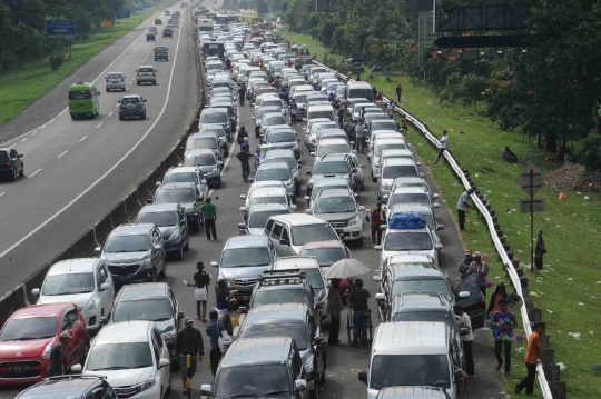 H+3, ribuan kendaraan dari Jakarta terjebak sistem one way di Gadog