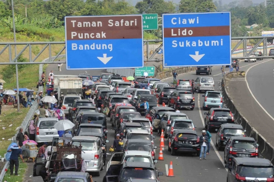 H+3, ribuan kendaraan dari Jakarta terjebak sistem one way di Gadog