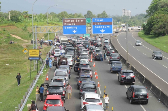 H+3, ribuan kendaraan dari Jakarta terjebak sistem one way di Gadog