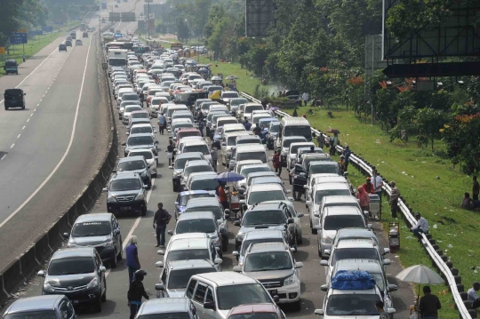 H+3, ribuan kendaraan dari Jakarta terjebak sistem one way di Gadog