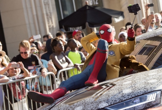 Aksi konyol Spiderman selfie-selfie di atas mobil Audi