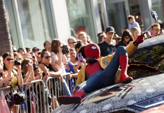 Aksi konyol Spiderman selfie-selfie di atas mobil Audi