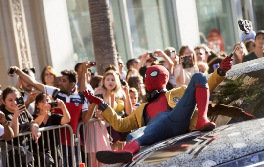 Aksi konyol Spiderman selfie-selfie di atas mobil Audi