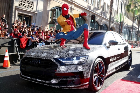 Aksi konyol Spiderman selfie-selfie di atas mobil Audi