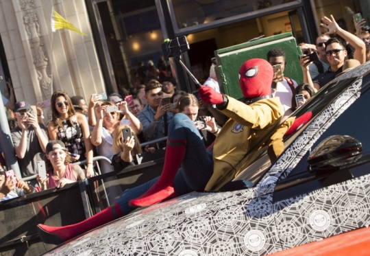 Aksi konyol Spiderman selfie-selfie di atas mobil Audi