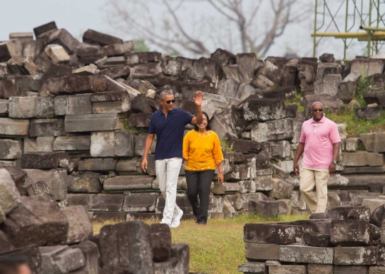 Gaya Obama berbaju biru dan bercelana krem keliling Candi Prambanan