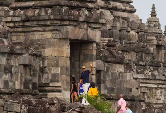 Gaya Obama berbaju biru dan bercelana krem keliling Candi Prambanan