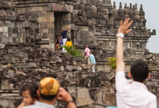 Gaya Obama berbaju biru dan bercelana krem keliling Candi Prambanan