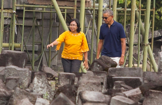 Gaya Obama berbaju biru dan bercelana krem keliling Candi Prambanan