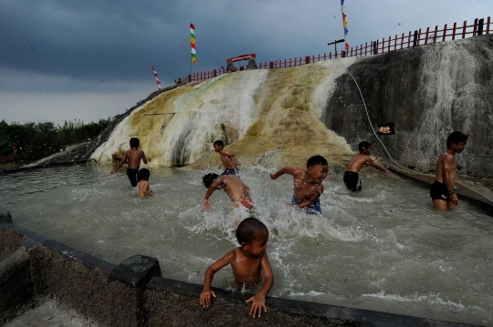 Asyiknya berendam air panas Gunung Peyek di tengah sawah