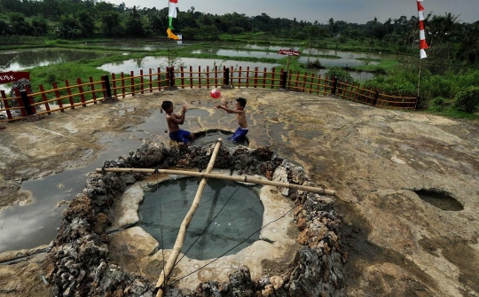 Asyiknya berendam air panas Gunung Peyek di tengah sawah