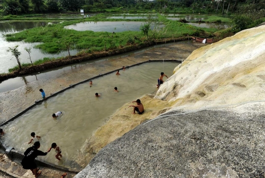 Asyiknya berendam air panas Gunung Peyek di tengah sawah