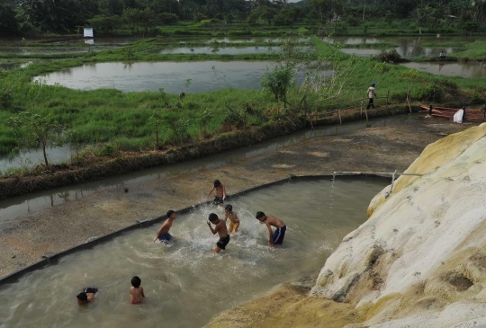 Asyiknya berendam air panas Gunung Peyek di tengah sawah