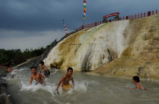 Asyiknya berendam air panas Gunung Peyek di tengah sawah