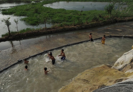 Asyiknya berendam air panas Gunung Peyek di tengah sawah