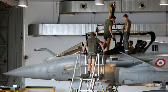 Intip perawatan pesawat tempur Rafale di Pangkalan Udara Prancis