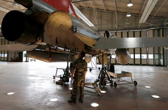 Intip perawatan pesawat tempur Rafale di Pangkalan Udara Prancis