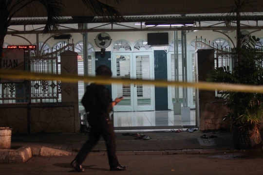 Suasana Masjid Falatehan usai penikaman dua anggota Brimob