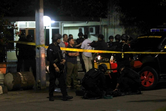 Suasana Masjid Falatehan usai penikaman dua anggota Brimob