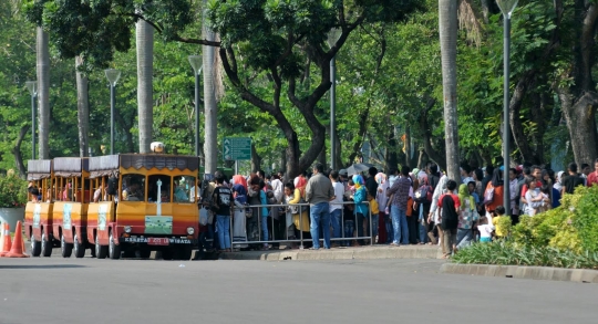 Naik Monas dan odong-odong, pengunjung antre mengular di H+6 Lebaran