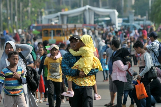 Naik Monas dan odong-odong, pengunjung antre mengular di H+6 Lebaran