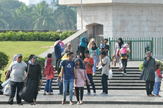 Naik Monas dan odong-odong, pengunjung antre mengular di H+6 Lebaran