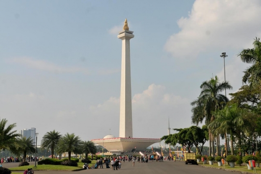 Naik Monas dan odong-odong, pengunjung antre mengular di H+6 Lebaran