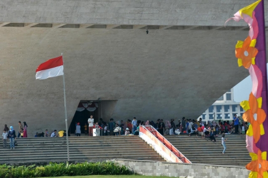 Naik Monas dan odong-odong, pengunjung antre mengular di H+6 Lebaran