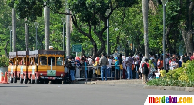 Foto : Naik Monas dan odong-odong, pengunjung antre 